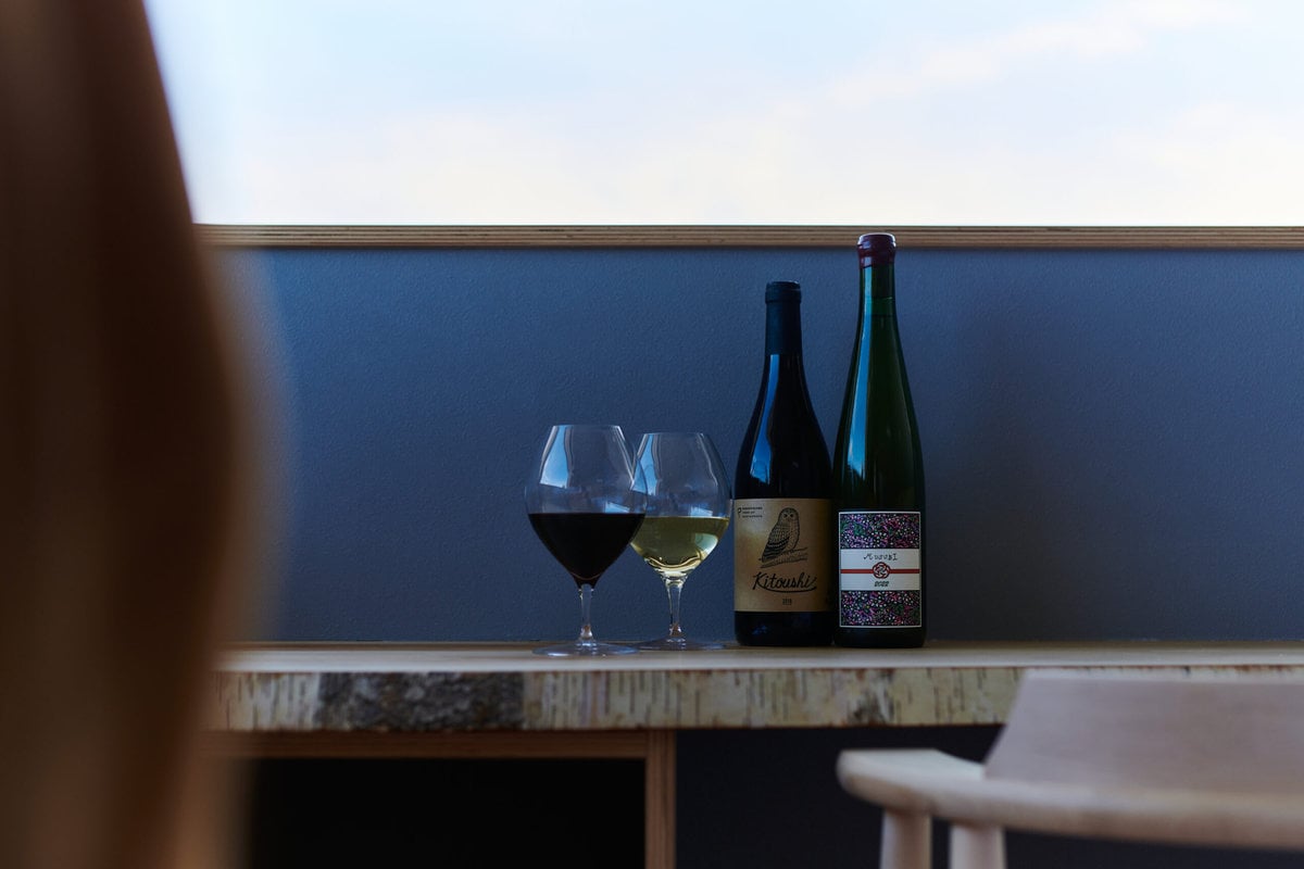 「東川PERICAN」の客室から風景を眺めながらいただくワインは最高。