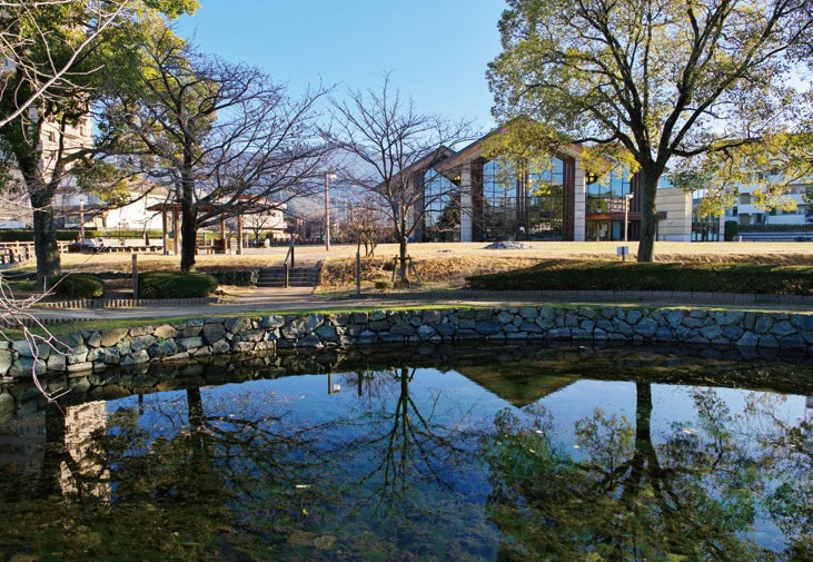 愛媛県西条市。市立図書館がある公園