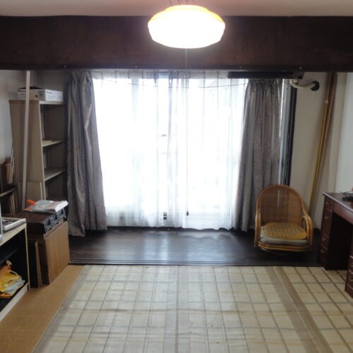 長崎県雲仙市の物件の居住スペースとなる2階の和室です。キッチンとユニットバスがあり、2階で生活は完結できる設備が整っています。また大容量の押入れが2カ所あるので収納も十分。