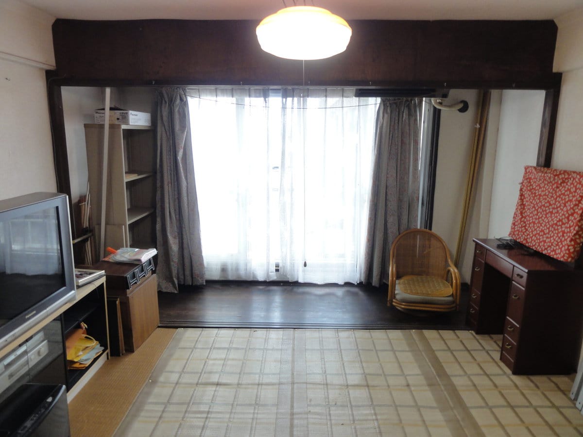 長崎県雲仙市の物件の居住スペースとなる2階の和室です。キッチンとユニットバスがあり、2階で生活は完結できる設備が整っています。また大容量の押入れが2カ所あるので収納も十分。