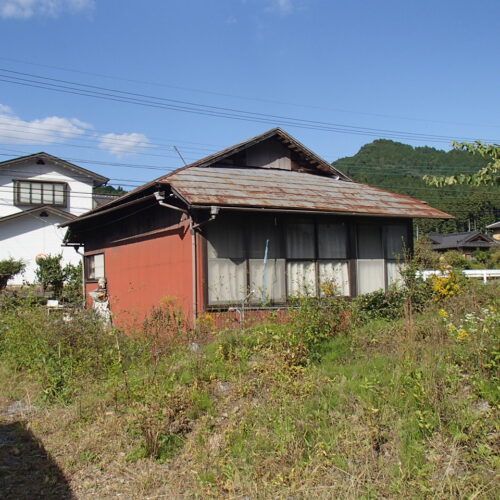 栃木県鹿沼市の物件の外観です。鳥のさえずりや吹き抜けるすがすがしい風が写真からも伝わってくるような、里山にある物件です。自然豊かな環境でありながら都心部へのアクセスがよいので、首都圏に住む方がセカンドハウスにするにもちょうどよいのではないでしょうか？