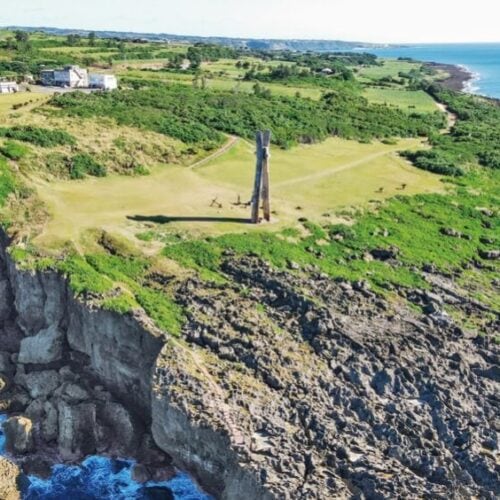 鹿児島県伊仙町にある琉球石灰岩の海蝕崖が広がる「奄美十景」の1つの「犬田布（いぬたぶ）岬」。戦艦大和の慰霊碑があり、歴史にも触れられる。
