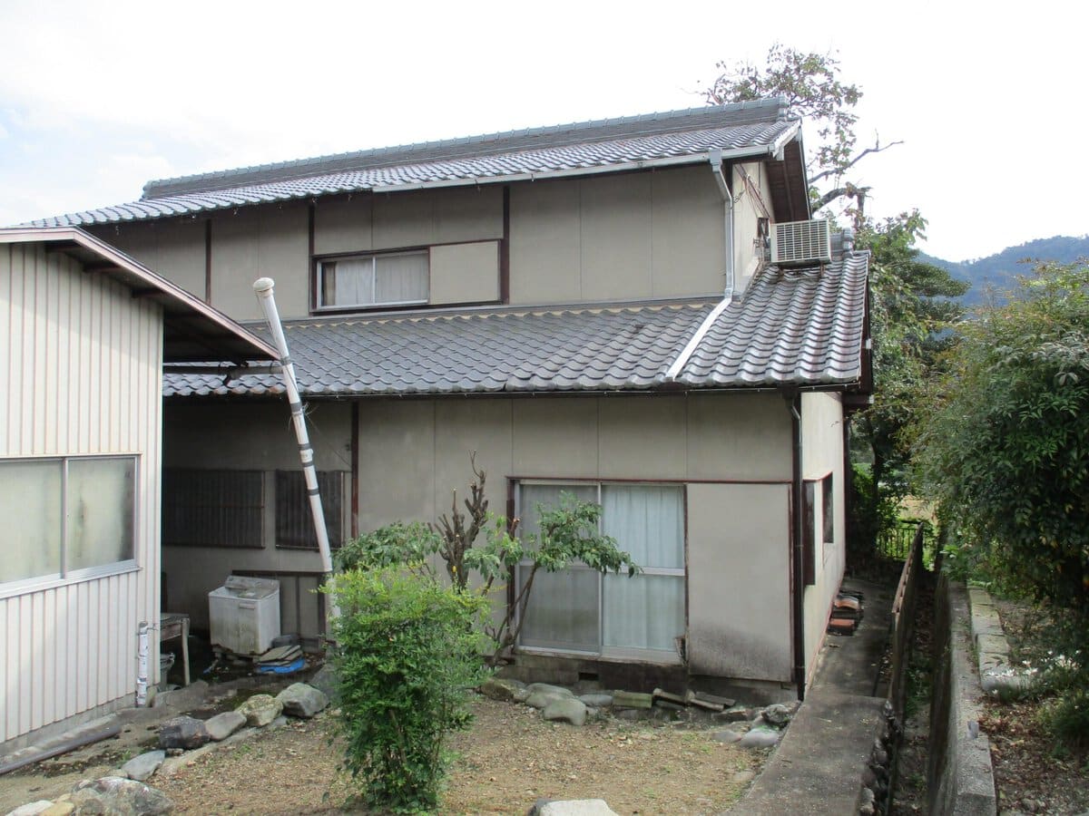 兵庫県佐用町の物件の外観です。中山間地にある立地から、見晴らしが非常によいのがこの物件の魅力です。