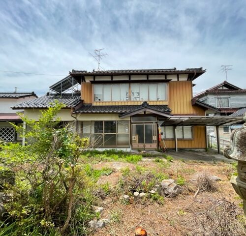 長野県駒ケ根市の物件の外観です。生活利便施設が徒歩圏内にある6DKの物件です。
