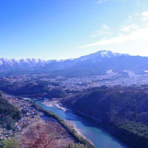 岐阜県中津川市の恵那山。市内の至る所から望める