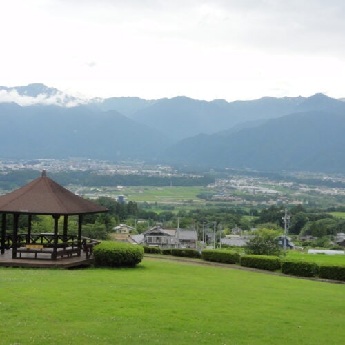 長野県駒ケ根市の眺望を楽しめる人気のスポット、ふるさとの丘の広場からは、市内を流れる天竜川と駒ヶ根市街地、中央アルプスの山々が一望できます。