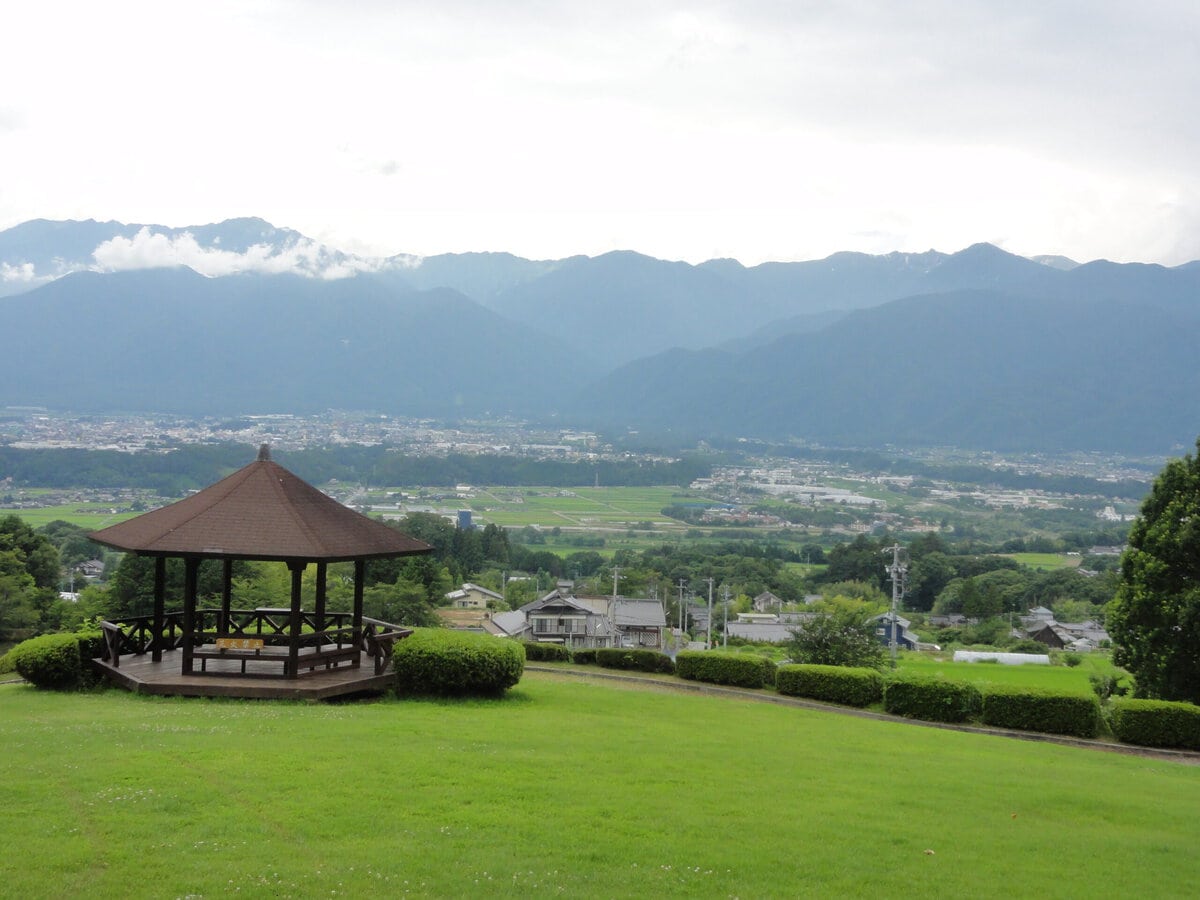 長野県駒ケ根市の眺望を楽しめる人気のスポット、ふるさとの丘の広場からは、市内を流れる天竜川と駒ヶ根市街地、中央アルプスの山々が一望できます。