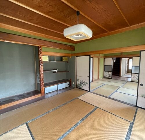 長野県駒ケ根市の物件の1Fには8帖の和室が2部屋、6帖の和室が2部屋あります。写真は襖で区切られる2部屋の8帖の和室です。東向きの縁側に面しており日当たりも抜群で、広々と気持ちの良い空間になっています。