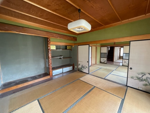 長野県駒ケ根市の物件の1Fには8帖の和室が2部屋、6帖の和室が2部屋あります。写真は襖で区切られる2部屋の8帖の和室です。東向きの縁側に面しており日当たりも抜群で、広々と気持ちの良い空間になっています。