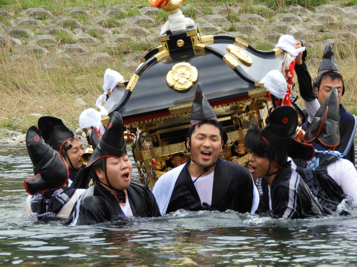 兵庫県養父市の養父神社で、但馬に春を告げる奇祭といわれる「お走り祭り」