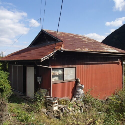 栃木県鹿沼市の物件の外観です。老朽化しているので建て替えか大規模な改修が必要です。