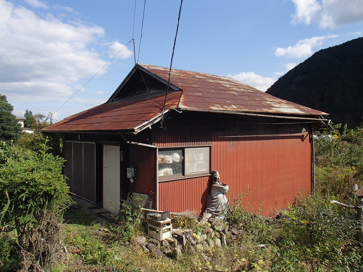 栃木県鹿沼市の物件の外観です。老朽化しているので建て替えか大規模な改修が必要です。