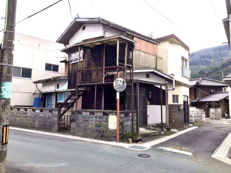 海のまち、愛媛県西予市三瓶地区の中心部にある木造2階建ての物件です。商業地域にあるので、利便性の高い立地です。海まで徒歩1分で、自宅前の道路から海が見えます。