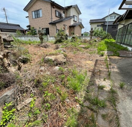 長野県駒ケ根市の物件のポイントでもある広い庭です。もともと庭園だったため、その名残の灯篭や庭石などが残っており整地が必要ですが、その広さを活かして、大規模な家庭菜園にしたり、ドッグランにしたりと様々な使い方が考えられそうです。