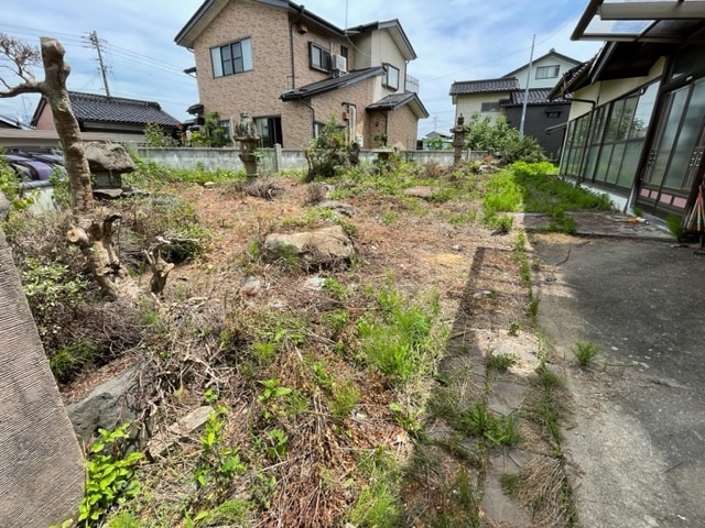 長野県駒ケ根市の物件のポイントでもある広い庭です。もともと庭園だったため、その名残の灯篭や庭石などが残っており整地が必要ですが、その広さを活かして、大規模な家庭菜園にしたり、ドッグランにしたりと様々な使い方が考えられそうです。