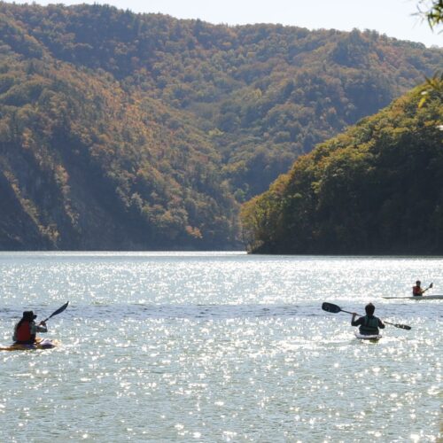 岩手県奥州市の日本最大級のロックフィルダム「胆沢ダム」。夏には周辺の奥州湖や胆沢川でカヌーやラフティングなどのアクティビティが楽しめます。