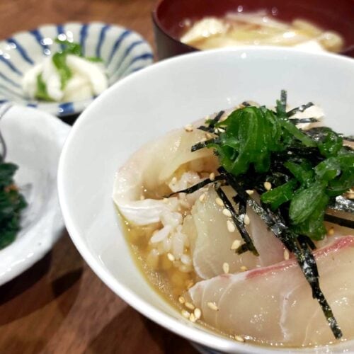 愛媛県西予市の宇和海にある日振島（ひぶりじま）の漁師飯として伝わる郷土料理「ひゅうが飯」。鯵を使ったひゅうが飯が代表的ですが、鯛や鰯、西予市で獲れる新鮮な魚で自分の好きな刺身で作ることができます。