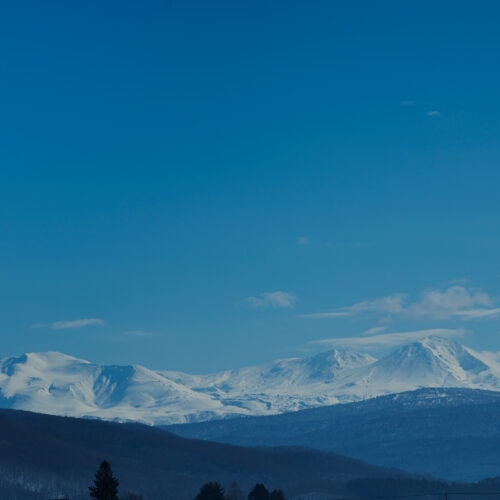 北海道東川町からは北海道最高峰の旭岳などの山々が連なる大雪山連邦がくっきりと美しく見えます。