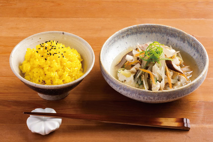 大分県臼杵市の「黄飯（写真左）」と白身魚と豆腐やダイコンなどを煮た「かやく」。どちらも倹約料理