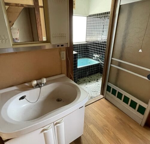 長野県駒ケ根市の物件の脱衣所兼洗面スペースです。このまま使うことも可能ですが、浴室とあわせてリフォームするのもよいでしょう。