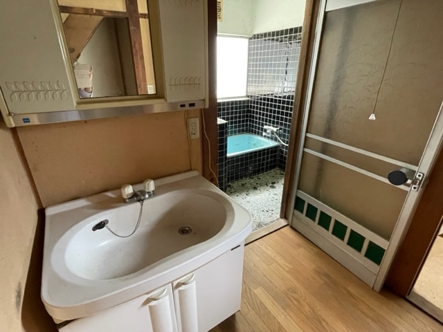 長野県駒ケ根市の物件の脱衣所兼洗面スペースです。このまま使うことも可能ですが、浴室とあわせてリフォームするのもよいでしょう。
