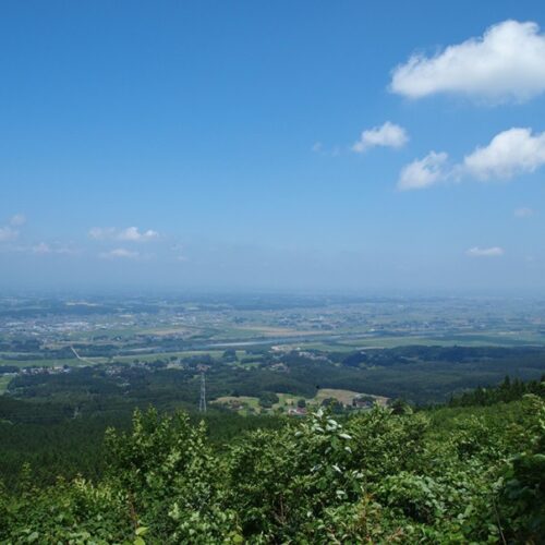 岩手県奥州市の経塚山からは、自然豊かな奥州市の全体を見渡すことができます。