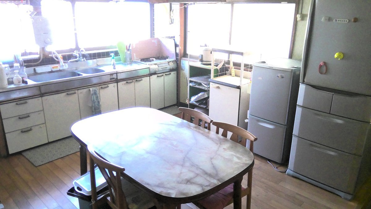 【キッチンの写真】大きな窓がある明るいキッチン。ダイニングテーブルを置いても余裕のある広さ。ガスコンロと給湯器が設置されている。