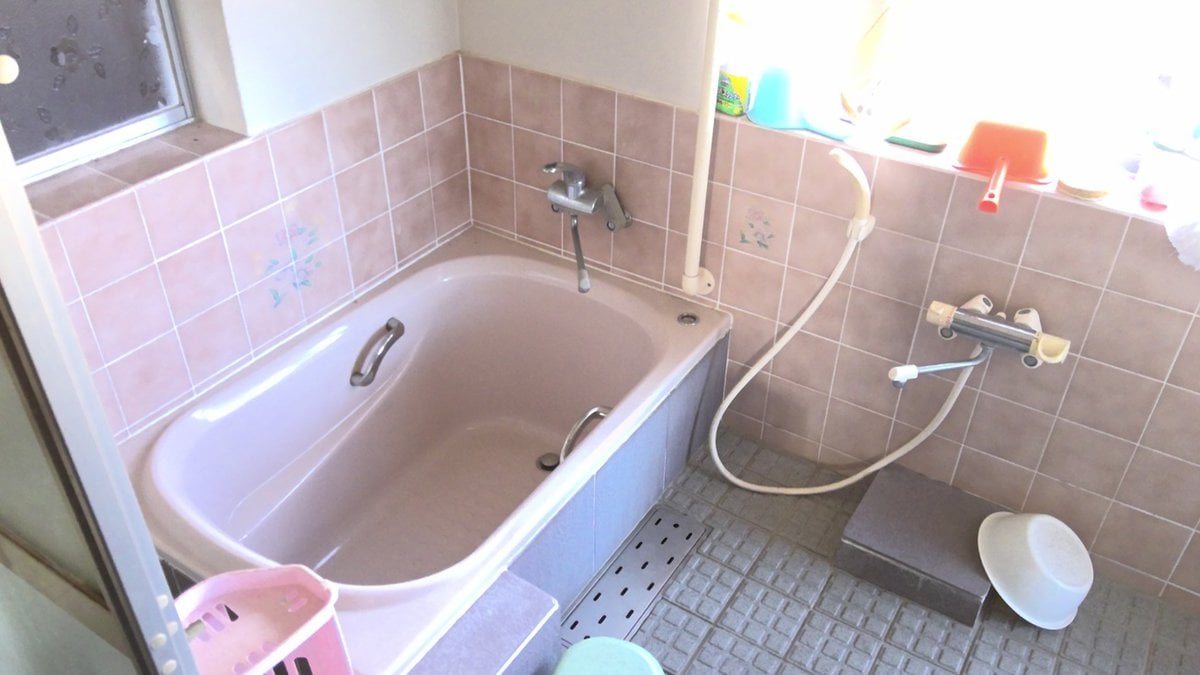 【浴室の写真】改修してまだ日が浅いと思われるきれいな浴室。ピンク色の壁面のタイルと浴槽は美しく磨かれて輝いている。