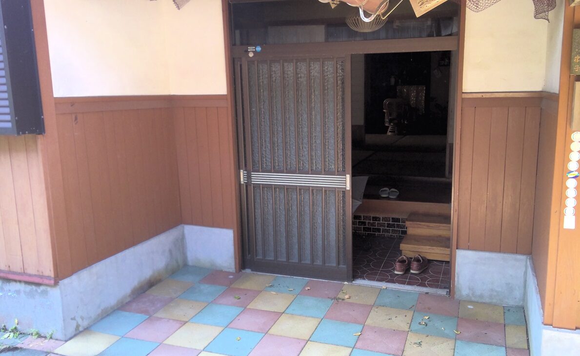 【玄関の写真】開放的な設計とカラフルな石畳が南国の雰囲気を醸し出している。