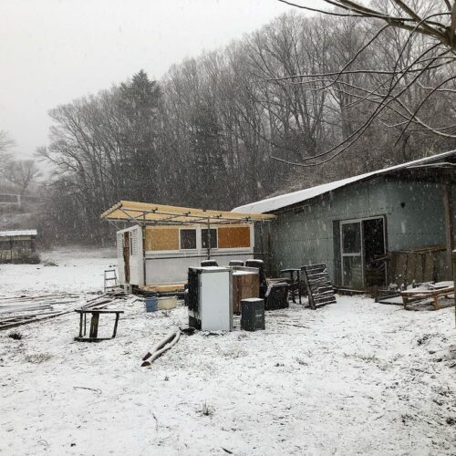 あと屋根張ったらほぼ完成！というところで雪に見舞われたヤギ小屋の様子です。潰れませんようにって祈りました。【「そうだ。農業をやろう！」東京に通えるリゾート地・小淵沢で芸人農家に！番組収録はリモート！週末はルミネtheよしもとに出演！山梨県北杜市に移住した芸人ティカトウ（チャド・マレーン）】