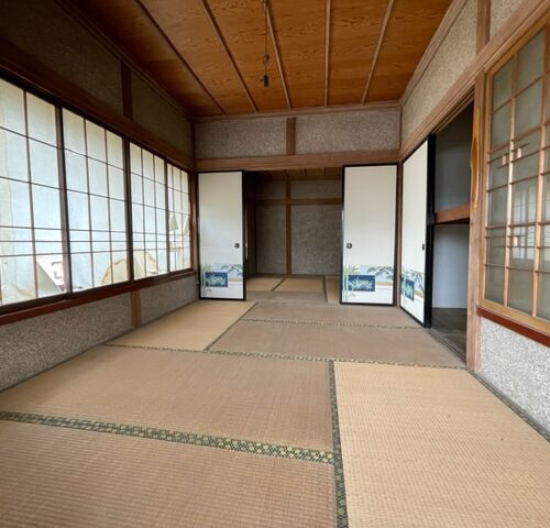 長野県駒ケ根市の物件の2階には6帖の和室が2部屋あります。いずれも大きな窓が設けられており日当たり抜群です。