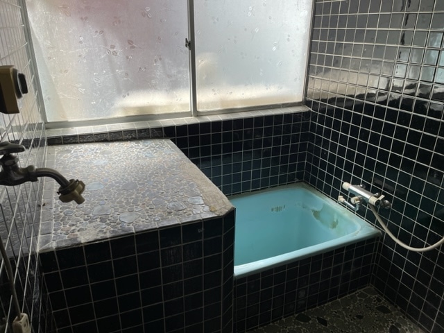 長野県駒ケ根市の物件の浴室です。古い造りで、洗濯機置き場も浴室内にあります。こちらもユニットバスを入れるなどリフォームするのがおすすめです。