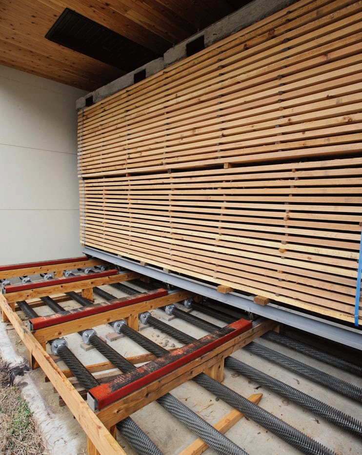熊本県小国町の蒸気の熱で乾燥させる「地熱木材乾燥施設」