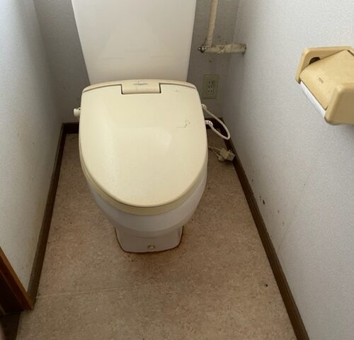 長野県駒ケ根市の物件の洋式の水洗トイレです。下水道が接続されています。使用感はあるので気になる場合は取り換えを。