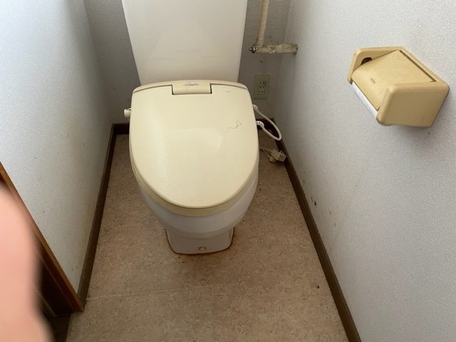 長野県駒ケ根市の物件の洋式の水洗トイレです。下水道が接続されています。使用感はあるので気になる場合は取り換えを。