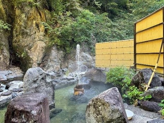 大平温泉滝見屋の野趣あふれる露天風呂でリラックス。