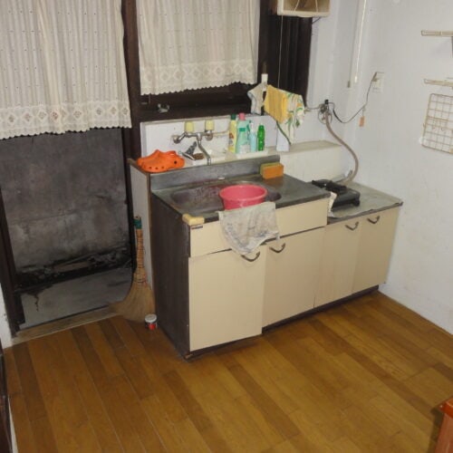 長崎県雲仙市の物件のキッチンも備え付けられているので、調理した食品を提供することもできます。勝手口もあるので、店舗の入り口を通らずにゴミ出しや荷物の搬入ができます。