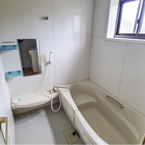 鹿児島県伊仙町の物件の現代的なユニットバス。浴槽には半身浴などに便利な腰かけが設けられている。