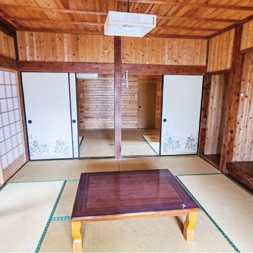 鹿児島県伊仙町の物件の和室は8畳と6.5畳の2間続き。壁や天井のウッディな内装が個性的。
