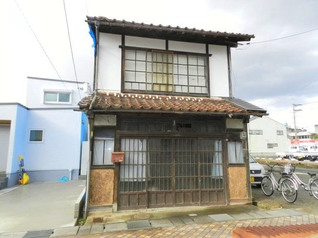 鳥取県倉吉市の物件外観。推定、築約100年の古民家です