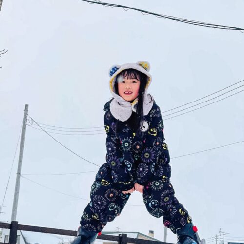 はやきた子ども園の冬のお楽しみは雪遊び。年中組からはスキーができる（北海道安平町）