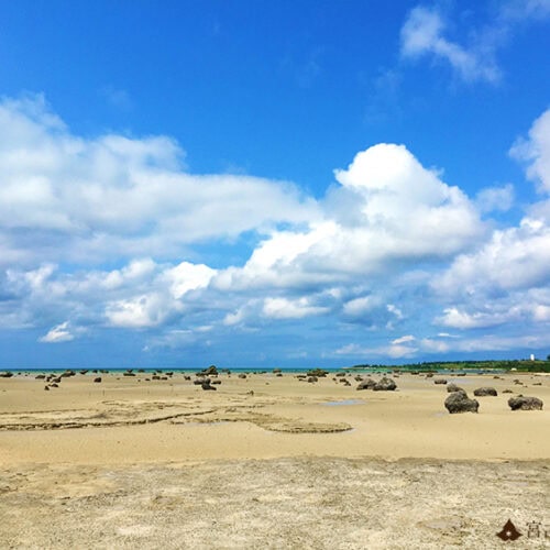 宮古島から橋を渡り伊良部島に来ると広がる「佐和田の浜」は「日本の渚百選」にも選ばれた人気スポットです。