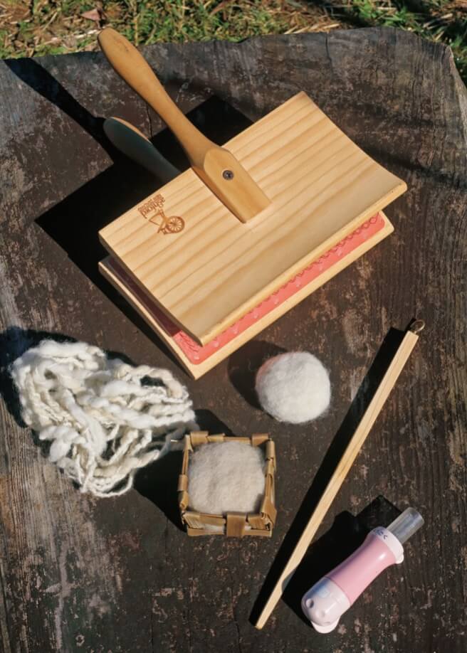 羊毛の繊維を整えたり、紡いで糸にしたり、フェルトに加工したりするための道具。
