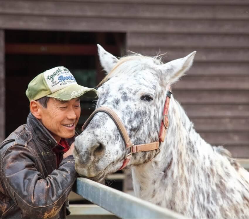 ウマの飼い方を教えてくれた桑原康生さん。茨城県石岡市の乗馬施設「風来里（ふらり）馬小屋」のスタッフで、自身も5頭のウマを飼っています。