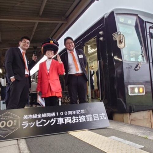 2024年3月23日のちょうど1年前にお披露目した100周年記念のラッピング車両です。ウッチィが駅員の帽子を模して作ったバルーン帽もいい感じですね。