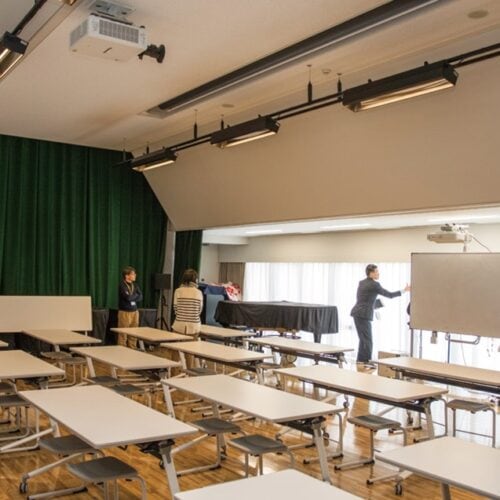 早来学園のアリーナに設けられたステージは音楽教室と兼用で奥行きも充分（北海道安平町）