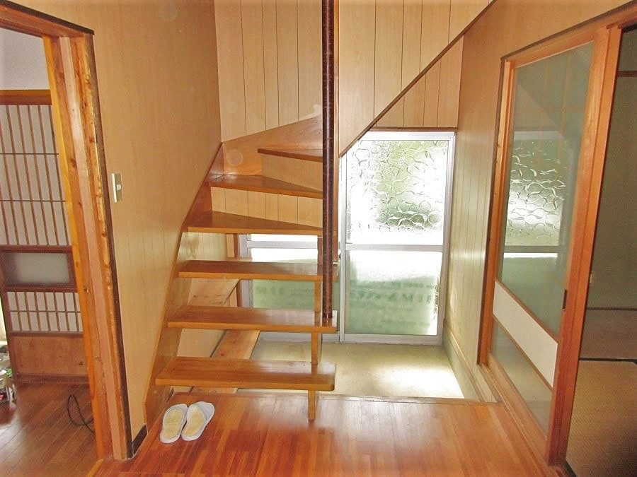 岩手県遠野市の物件で二階へ上がる階段です。階段前の廊下は広くなっています