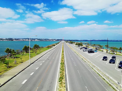 同率第5位にランクインした「海中道路」は沖縄県うるま市にある全長約5kmの道路です。四方を海に囲まれているので、360度のオーシャンビューを楽しむことができます。