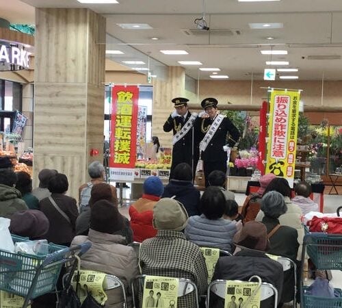 1日警察署長を務めた佐賀県住みます芸人のメタルラック