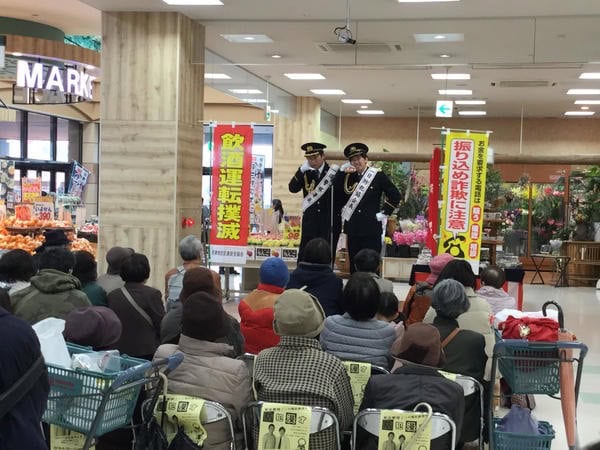 1日警察署長を務めた佐賀県住みます芸人のメタルラック